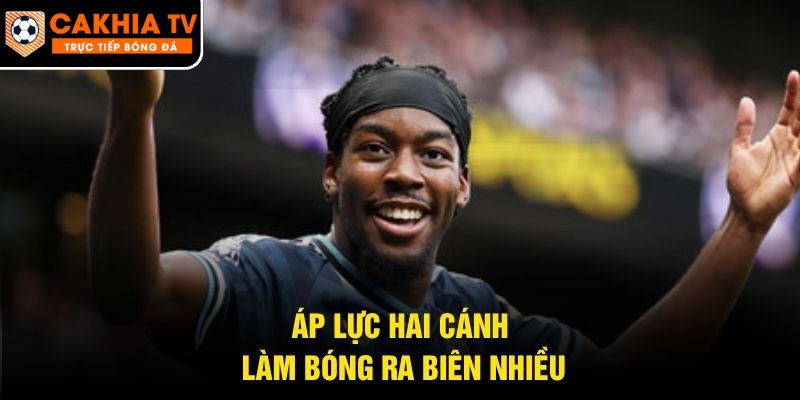 Áp lực hai cánh làm bóng ra biên nhiều